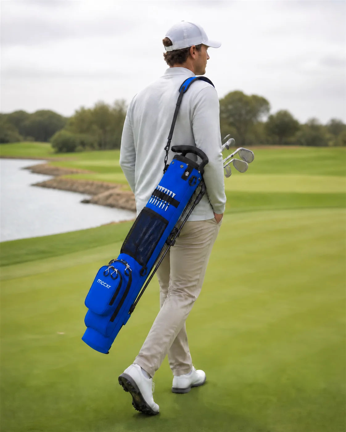 Golfista caminando con la bolsa compacta mccxr